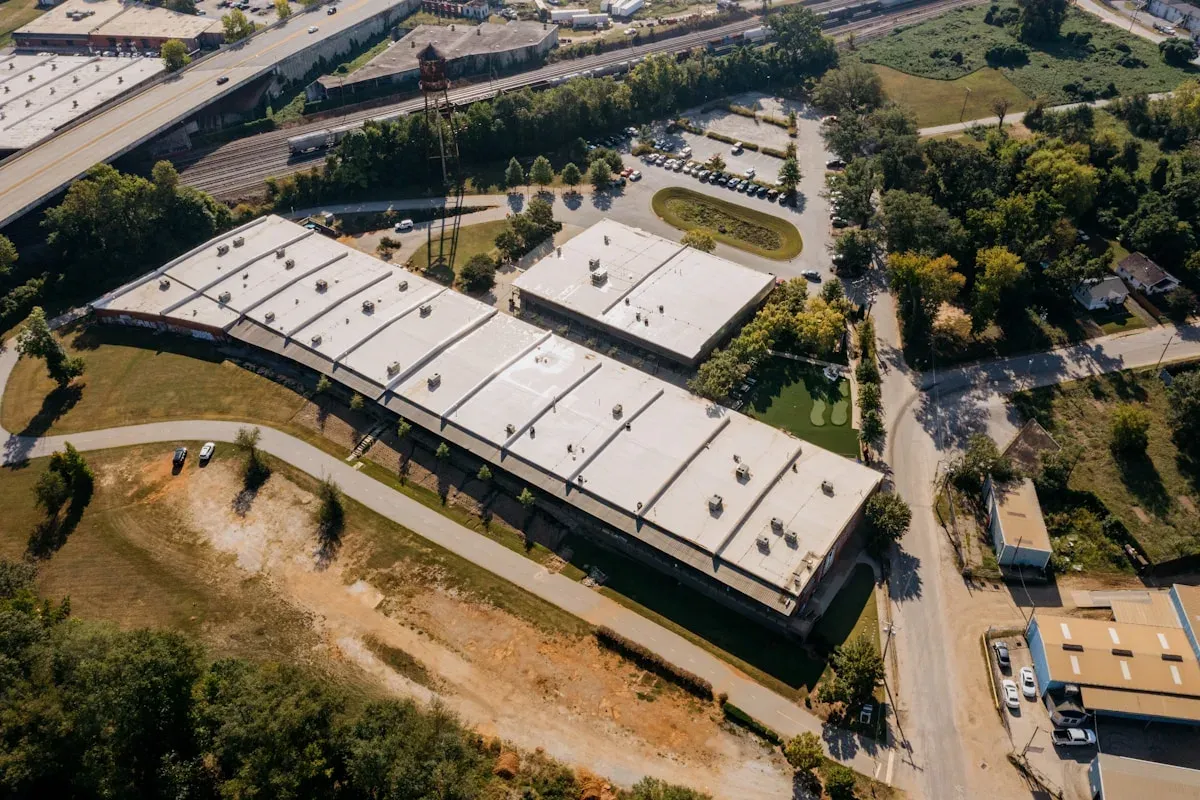 Naves Industriales — Espacios funcionales y eficientes para operaciones industriales y de almacenamiento.